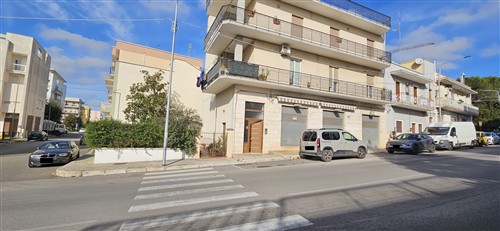 P  R  E  Z  Z  O    R  I  B  A  S  S  A  T  O  -  Locale commerciale tre vetrine